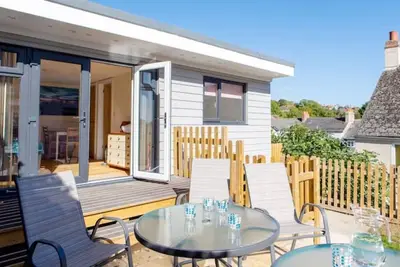 Image de 4 bedrooms 4 bathrooms with parking in Lyme just minutes walk to shops