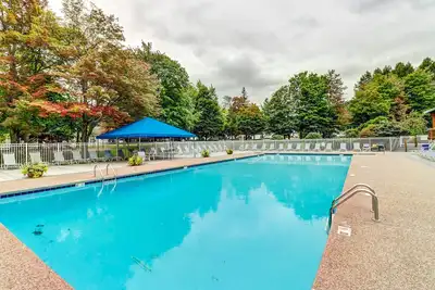 Image de Mountain-view condo with fireplace, 3 pools, hot tub, tennis & gym - near skiing