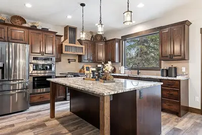 Image de Trax N Trailz Lodge, Home Theatre, Ev Charger, Hot Tub, Trail & Clubhouse Access
