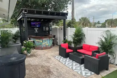 Image de Lily’s Pad, Hot Tub, Tiki Bar by Atlantic Ave.