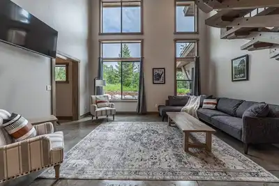 Image de Modern 2bd/2ba Condo w/Private Patio, Hot Tub & Nearby Glacier Adventures - #2-1