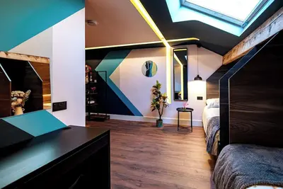 Image de The Nest: Luxury 16 person Apt w jacuzzi & parking