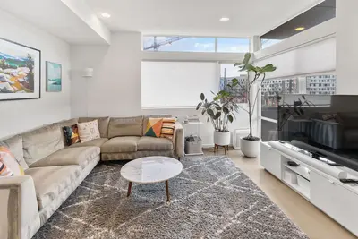 Modern light-filled townhouse in central Seattle