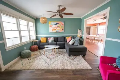 Image de The “Lbk Peach\" 4\/3 home near Ttu & med dist.