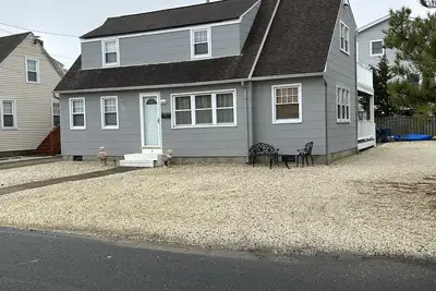 Image de Large family home! Enjoy discounted May/June dates. 5 min walk to beach or bay