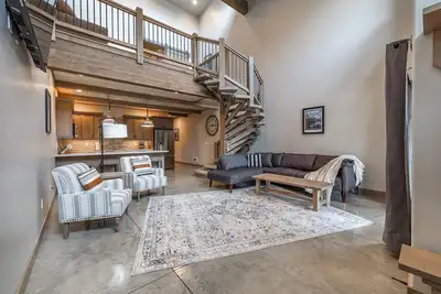 Image de Relax in Luxury! 2bd/2ba Condo w/King Beds-Private Hot Tub & Mountain Views #2-2