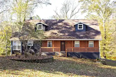 Image de Luxurious 5-Bedroom Lakeside Retreat with Hot Tub, Fire Pit and Dolly Room