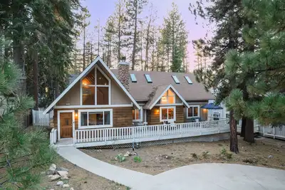 Image de Hartwood by AvantStay | Cozy Big Bear Abode w/ Spacious Deck & Stone Fireplace