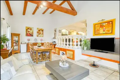 Image de Villa avec piscine Jacuzzi et cheminée proche mer et montagne.