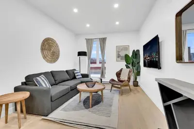 Image de Large renovated 1 bedroom, king bed, sleep 4