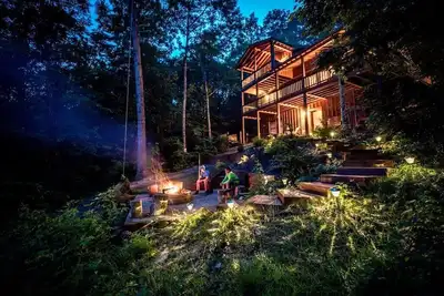 Image de Red Apple Cabin 🍎3 Bedrooms, 3 Baths, Amazing views Mountaintop 15 Min Downtown