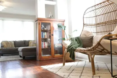 Image de Family Friendly! Walkable to downtown shops. Backyard playhouse and fire pit!