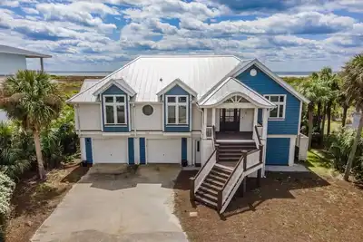 Image de Beautiful Ocean front home with stunning views. Golf cart included!