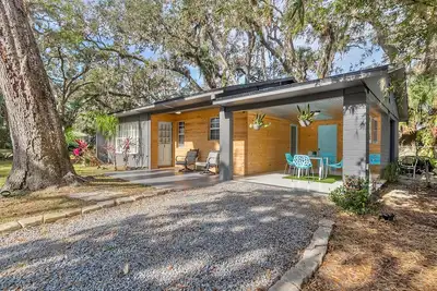 Image de Harbor Oaks A Highly Sought After Waterside Community.