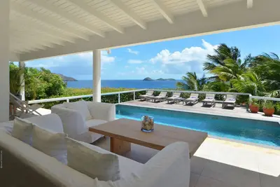 Image de villa de luxe  offrant une magnifique vue Mer