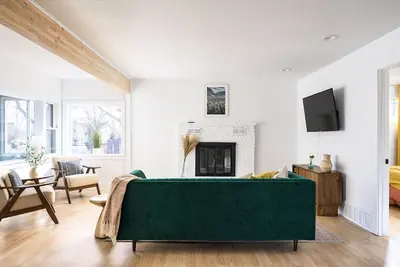 Image de Bright & Modern Retreat - Sleeps 8 - Convenient Location