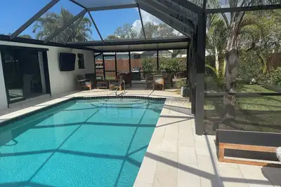 Image de Minutes from Siesta Key, Heated saltwater pool with fabulous pool deck.