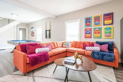 Image de Play pool, shuffleboard, and more in this Pop Art inspired clubhouse!