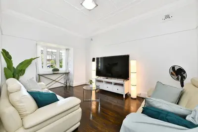 Image de Art Deco Home with Games Room/Vape Room - 10mins to Stadium & Beach!