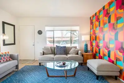 Image de Bright and cheery mid-century modern apartment in the Cove, close to everywhere!