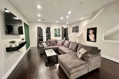 Image de Elevated Living Htown Suites Spacious East Downtown