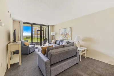 Image de Ocean View with a beachfront pool at Ocean Trillium Condo ~ #102