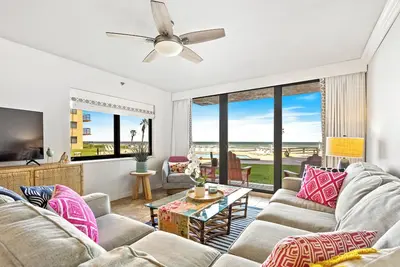 Image de Beachfront Luxury Condo with Pool Access & Ground Floor Convenience! Sunrise 103
