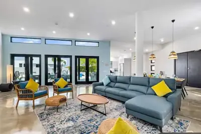 Unique Modern 4br w/Large Private Pool & Mini Golf
