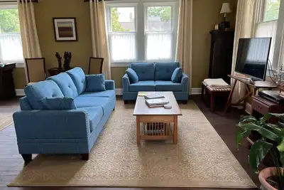 Image de Charming 1926 Four Bedroom Home w Ample Parking