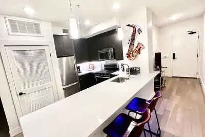 Image de Romantic Luxury Condo w\/ Washer & Dryer