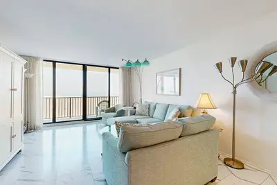Image de Oceanfront complex with beach access & charm - pools, tennis, fitness centers
