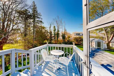 Image de Walk-up apartment with deck & grill - walk to beach & town