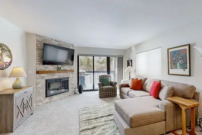 Image de Mountain view condo with fireplace, pool, hot tubs & tennis - walk everywhere