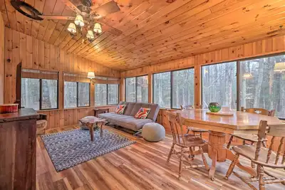 Image de Furnished Deck + Fire Pit: Lake Wallenpaupack Home