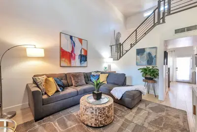 Image de Great Location for Business or Pleasure! Heated Pool/Spa/Gym/Pickleball/Tennis Court, Bike/Run Paths