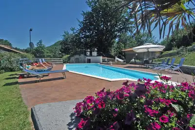 Villa Art Nouveau (6 ou 8 chambres) avec piscine privée à 40 min. de Florence.