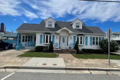 Image de Corner property with 3 off street parking. This home was completely renovated in 2015.