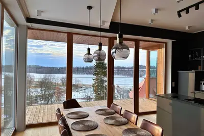 Image de Luxury 2 bedroom, lake view apartment with sauna