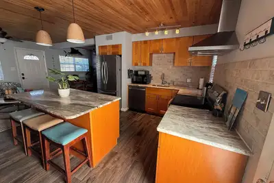 Image de Palm tree paradise/ Central location/Close to Beaches/large Yard/Dog Friendly