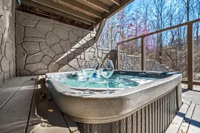 Image de Secluded Cabin-Wrap Around Deck & Game Room! Free Attractions!
