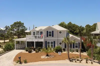 Image de (4 Minute Walk to Beach) Screened in porch & Mbr  on ground level
