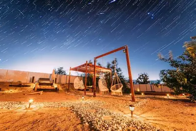 Image de @Marbella Lane - Stargazing Desert Oasis
