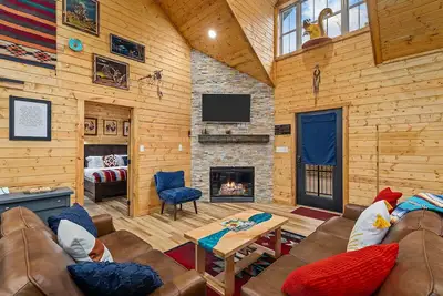 Image de 3br/3ba - 3 Steps To Front Door. Convention Center 1mi, 15min to Dollywood