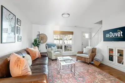 Image de Old Village Getaway | 5 Minute Drive To The Beach