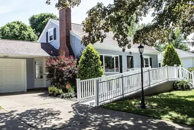 Image de Designer Home in the Middle of Wine Country is Back!