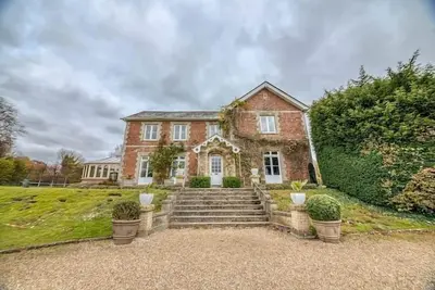 Image de Downwood Vineyard Manor House - Sleeps 16 | Celebration House | Hot Tub | Swimming Pool | Tennis Cou