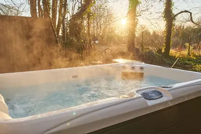 Image de Honeycombe Treehouse - Romantic Escape | Sleeps 2 | Hot Tub | Bbq | Patio | Wi-Fi