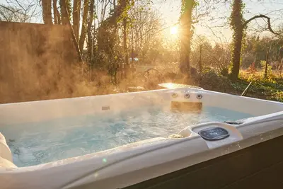 Image de Meadow - Sleeps 2 | Hot Tub | Bbq | Pets Allowed | Wi-Fi | Secluded Patio