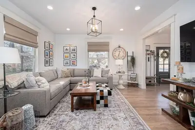 Image de 4 bedroom\/2. 5 bath fully restored 1910 beauty minutes from Ku campus & downtown.