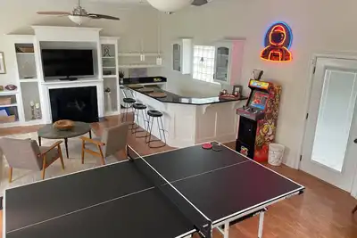 Image de Luxurious 3 Br/2 Ba w/ Patio Deck, Wet Bar, Ping-Pong, Arcade, & King Bed